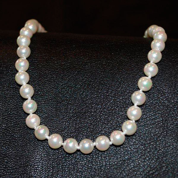 En elegant Pärlor Halsband 7 mm,  med naturligt utseende och känsla. Detaljerad utformning med realistiskt bladverk. 