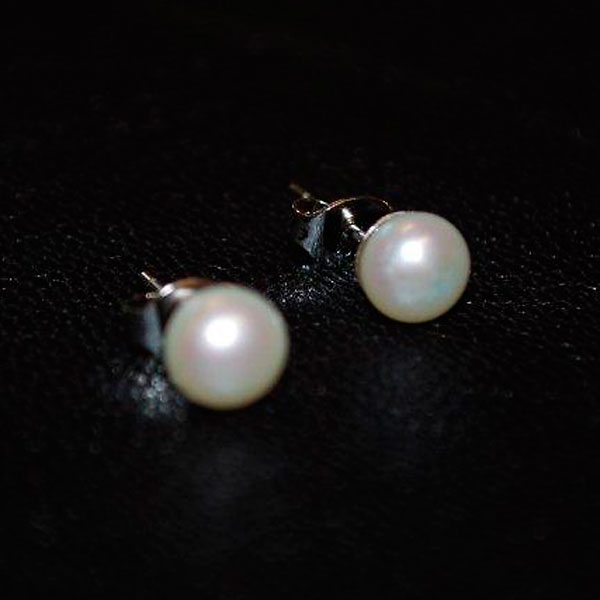 En elegant Pärlor 6 mm, silverstift,  med naturligt utseende och känsla. Detaljerad utformning med realistiskt bladverk. 